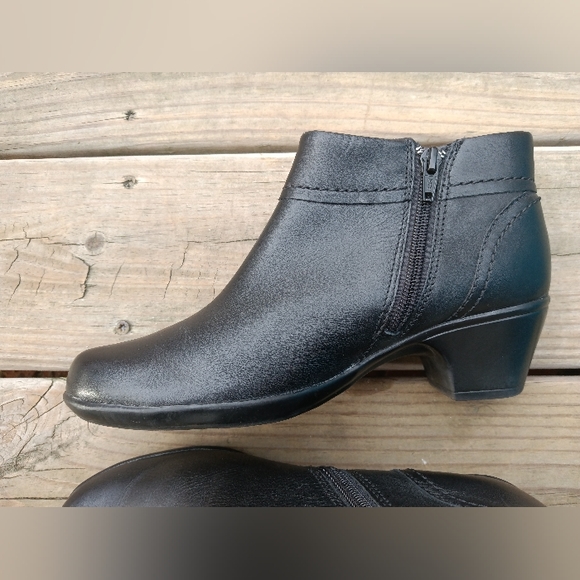 Clarks | Black Leather Ankle Booties Side Zip W/ Studs Women's Size 6.5 - Picture 13 of 15